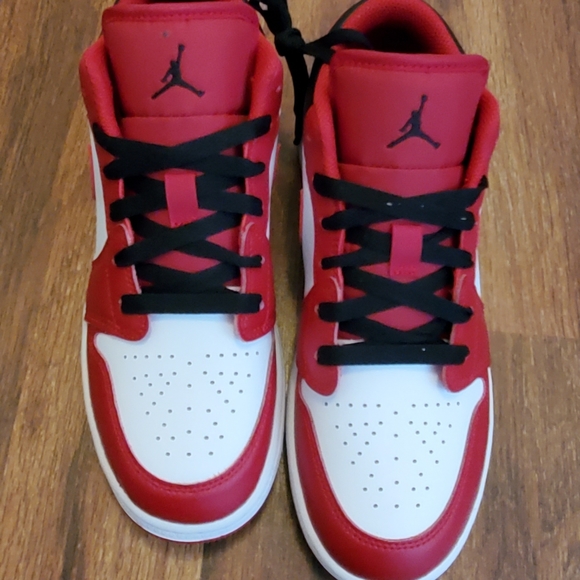 Air Jordan 1 Low "Revese Black Toe" - Men 6.5 (Women US 8) - Picture 2 of 9